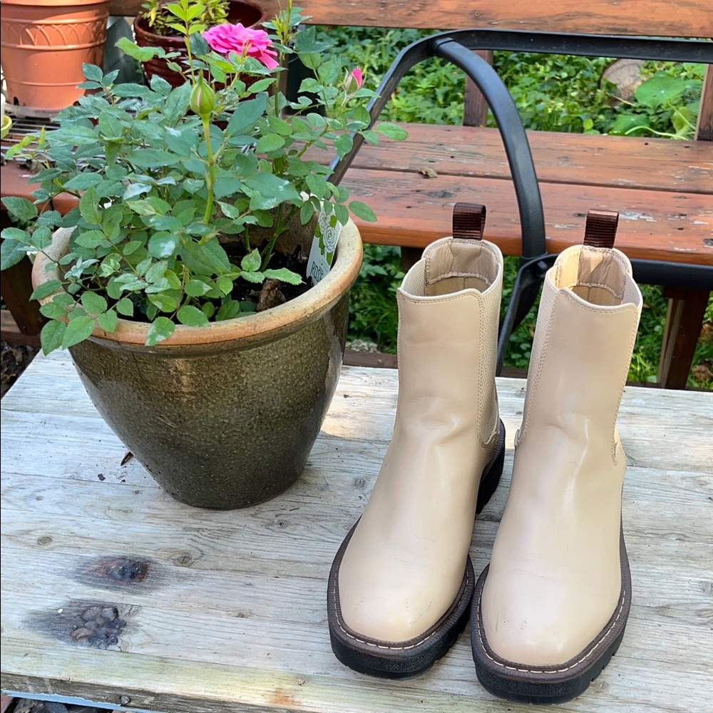 Athlefit Chic Beige Ankle Boots 7.5‎ GUC